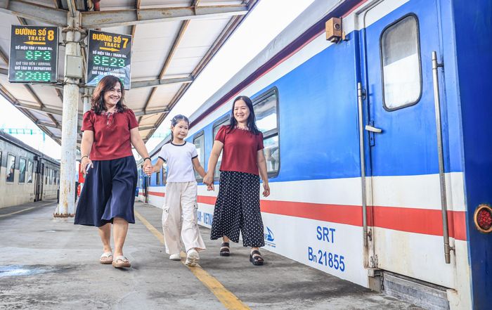 Bà Lê Thu Hương, trú tại ngõ 57, Láng Hạ, Hà Nội (ngoài cùng bên trái) cho biết, bà cùng gia đình đi du lịch Huế. Do mua vé muộn nên các chuyến tàu du lịch hầu như hết vé, bà chuyển sang mua vé tàu lập thêm. Việc mua vé qua mạng dễ dàng, nhanh chóng. 