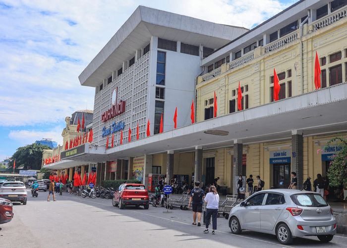 Trên quảng trường ga, các phương tiện tiếp tục đưa người dân đổ về ga, đi tàu. Ngày mai, đường sắt tiếp tục chạy tăng cường các chuyến tàu du lịch phục vụ foodtour Hải Phòng, đi Đà Nẵng...