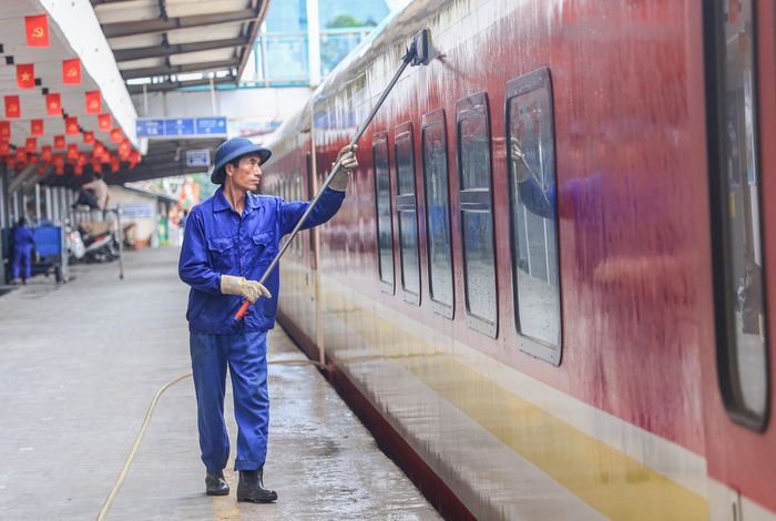 Trong ga, các đoàn tàu tiếp tục được làm vệ sinh sạch sẽ để đón hành khách những chuyến tàu tiếp theo.
