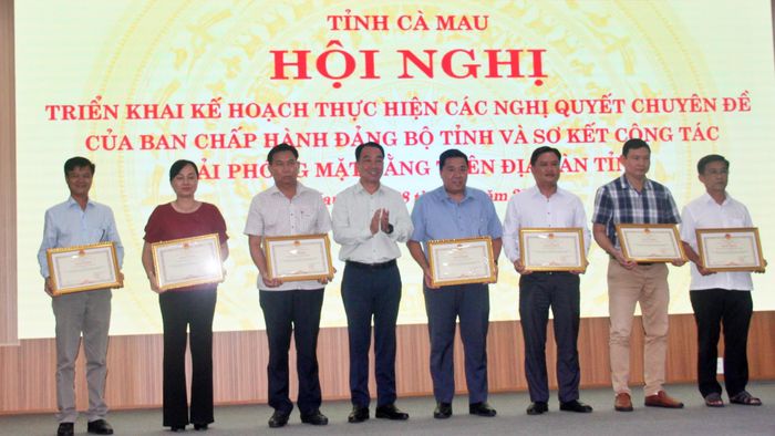 Ông Lữ Quang Ngời, Chủ tịch UBND tỉnh Cà Mau trao tặng Bằng khen cho các tập thể có thành tích xuất sắc trong công tác giải phóng mặt bằng trên địa bàn tỉnh.