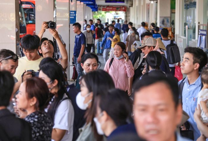 Ông Nguyễn Hoàng Tùng, Giám đốc Bến xe Giáp Bát, cho biết đơn vị đã phối hợp với công an phường, Đội Cảnh sát giao thông đường bộ số 14 và các lực lượng chức năng xây dựng phương án phục vụ hành khách trong suốt kỳ nghỉ lễ. Kế hoạch không chỉ đáp ứng nhu cầu đi lại của người dân về quê mà còn tính đến lượng khách từ các địa phương về Hà Nội tham quan, thăm Lăng Bác và các cảnh quan của Thủ đô. Sau ngày 2/9, khi dòng người trở lại Hà Nội, bến xe tiếp tục phối hợp với các doanh nghiệp vận tải, bảo đảm đủ phương tiện, phục vụ hành khách an toàn, thuận lợi.