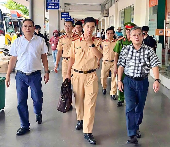 Cũng trong chiều nay, đoàn công tác của Cục CSGT cũng đã tới kiểm tra công tác phục vụ cao điểm tại Bến xe Giáp Bát.