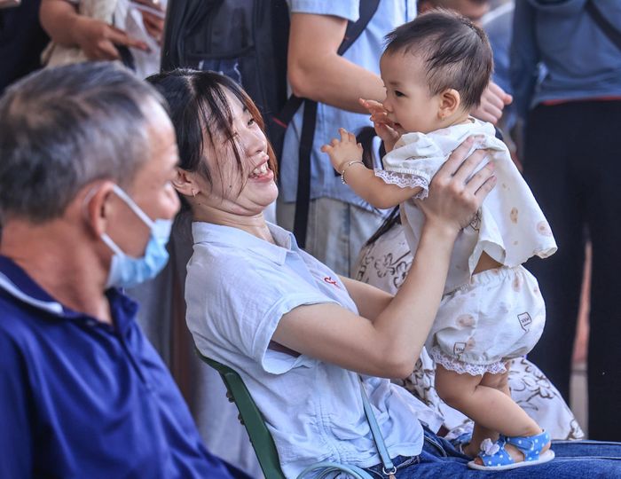 Nhiều gia đình có trẻ nhỏ cũng lựa chọn về quê ngay trong chiều nay để tránh cảnh đông đúc vào những ngày nghỉ lễ.