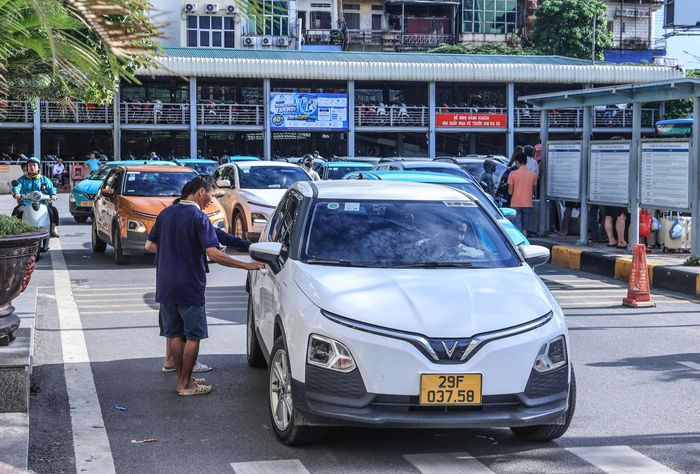 Chị Đào Thị Cúc quê Thanh Hóa cho biết, do hôm nay là ngày làm việc cuối cùng trước kỳ nghỉ nên xin nghỉ làm sớm để tranh thủ ra bến xe về quê. “Tôi chọn về luôn trong chiều nay để ngày mai đỡ phải chen chúc, đồng thời có thêm thời gian ở quê bên gia đình”, hành khách chia sẻ.