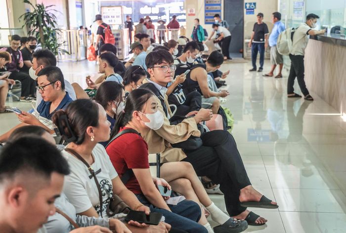 Tại khu vực sảnh chờ, từng nhóm hành khách tranh thủ kiểm tra vé, sắp xếp hành lý và chờ đến giờ xe xuất bến.