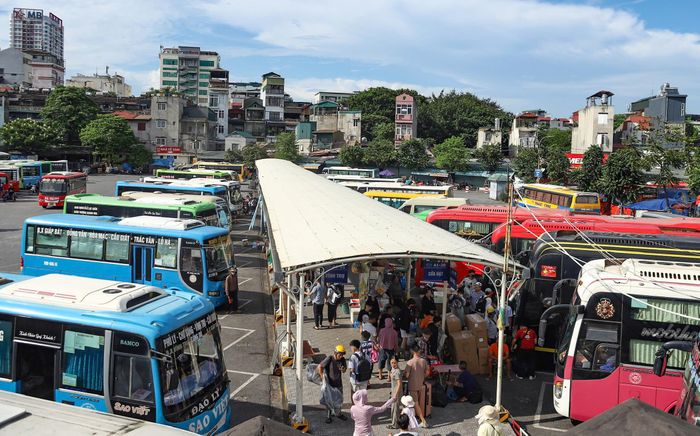 Hành khách thong thả di chuyển từ bến xe đi các tỉnh.