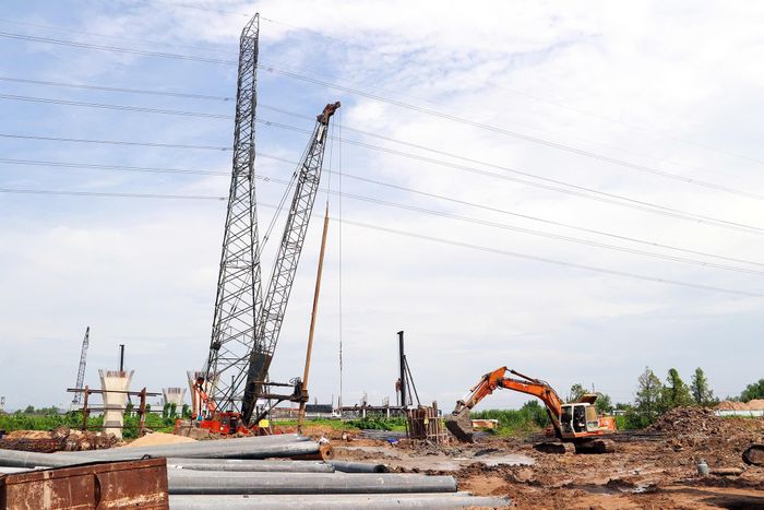 Thi công hạng mục bổ sung thuộc dự án cao tốc Mỹ Thuận - Cần Thơ (Ảnh: Lê An).