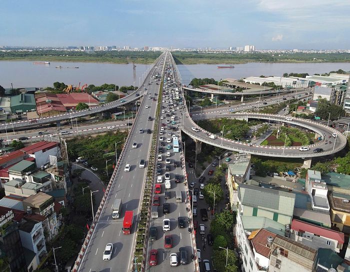 Cầu Vĩnh Tuy lúc gần 18h tối nay. 