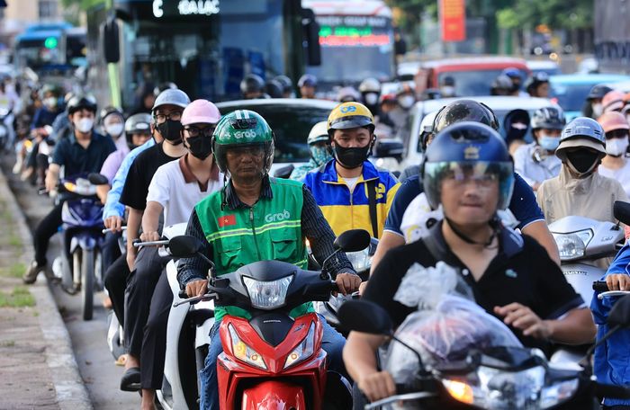 Theo Phòng CSGT - CA TP Hà Nội, trong suốt kỳ nghỉ lễ sẽ huy động 100% lực lượng CSGT ứng trực tại các tuyến, nút giao trọng điểm và khu vực cửa ngõ Thủ đô. Cán bộ, chiến sĩ tổ chức phân luồng, điều tiết giao thông, hướng dẫn phương tiện di chuyển, kịp thời xử lý các tình huống phát sinh nhằm đảm bảo trật tự, ATGT. 