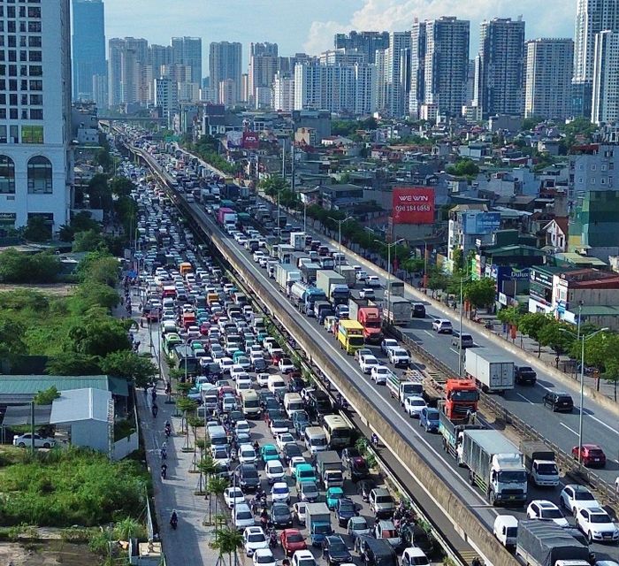 Đường Vành đai 3 đông đúc cả trên cao và bên dưới thời điểm lúc 17h30.