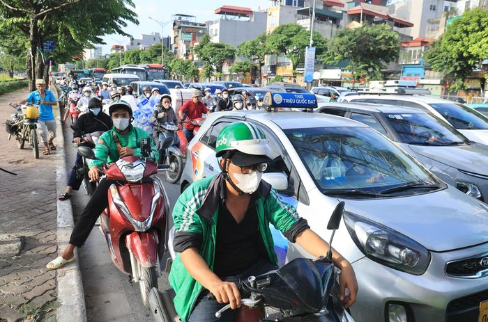 Không chỉ người dân Thủ đô kết thúc ngày làm việc cuối cùng, nhiều gia đình cũng tranh thủ rời Hà Nội để về quê hoặc đi du lịch trong kỳ nghỉ kéo dài (Trong ảnh đường Giải Phóng hướng đi QL1A). 