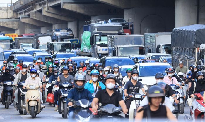 Đường Đỗ Mười gần khu vực các bến xe liên tục đông đúc người, xe qua lại. 