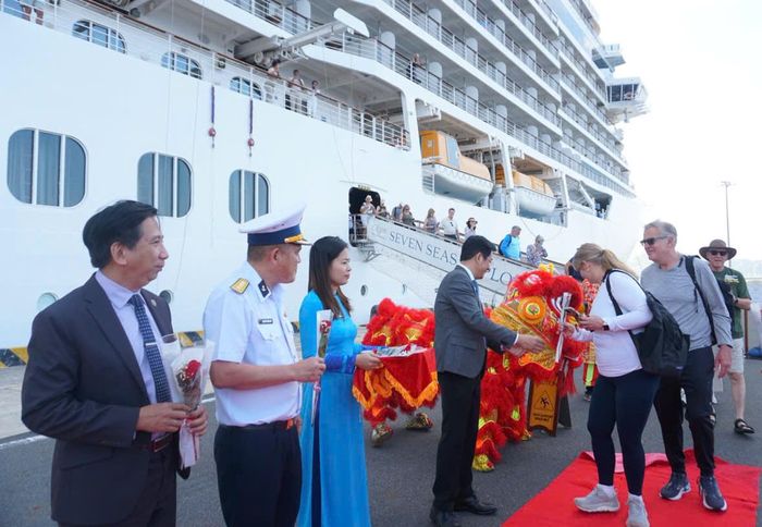 Tàu biển du lịch cập Cảng quốc tế Cam Ranh đưa du khách tham quan Nha Trang - Khánh Hòa.