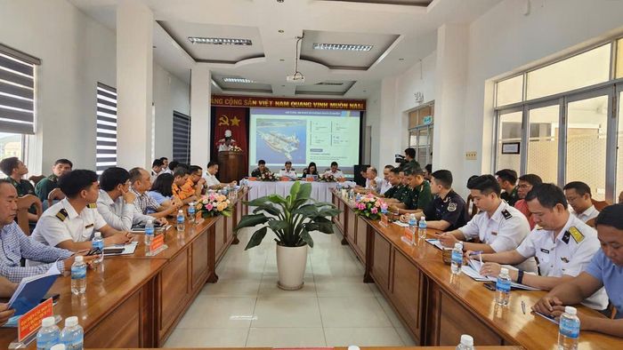 Đại diện các cơ quan, đơn vị chuyên ngành hàng hải, tìm kiếm cứu nạn, thông tin duyên hải, hoa tiêu, bảo đảm an toàn hàng hải và các doanh nghiệp khai thác cảng, dịch vụ lai dắt, đại lý hàng hải dự hội nghị.