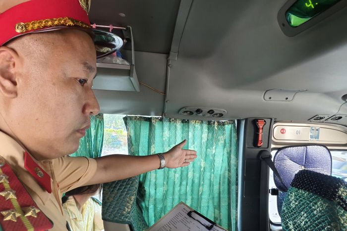 Ghi nhận của Báo Xây dựng tại khu vực bến xe Mỹ Đình, Đội CSGT đường bộ số 6 điều một số tổ công tác tuần tra quanh bến xe để kiểm tra, giám sát việc chấp hành quy định về Luật Trật tự, an toàn giao thông đối với các phương tiện chở khách đường dài.
