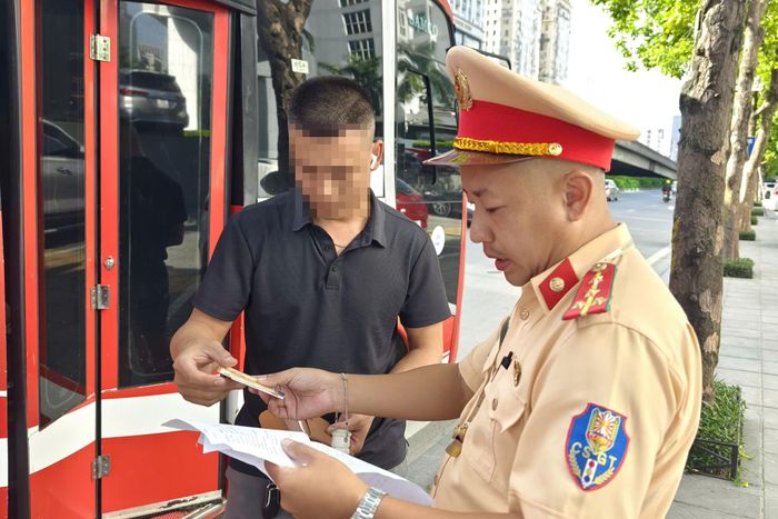 Các tổ tuần tra khuyến cáo tài xế không vi phạm các lỗi phổ biến như dừng đỗ sai quy định, chạy quá tốc độ, đi không đúng phần đường, làn đường, không đảm bảo khoảng cách an toàn, chở hàng quá tải, đón trả khách không đúng nơi quy định, vi phạm nồng độ cồn.