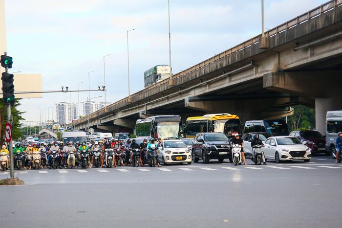 Kỳ nghỉ lễ Quốc khánh 2/9 năm nay kéo dài 5 ngày, CSGT Hà Nội khuyến cáo, người dân chủ động lựa chọn thời gian, lộ trình phù hợp; tuân thủ pháp luật về trật tự an toàn giao thông và hướng dẫn của lực lượng chức năng; tuyệt đối không sử dụng rượu, bia khi điều khiển phương tiện, không phóng nhanh, vượt ẩu, dừng, đỗ tùy tiện, góp phần bảo đảm an toàn cho chính mình và cộng đồng.
