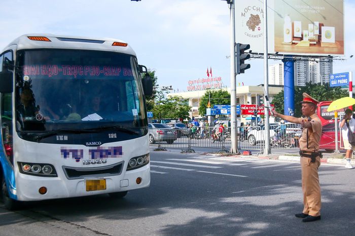 Tại khu vực bến xe Giáp Bát, Đội CSGT số 14 cũng tăng cường phối hợp với các doanh nghiệp vận tải hành khách tổ chức tuyên truyền, nâng cao ý thức chấp hành pháp luật cho đội ngũ lái xe.