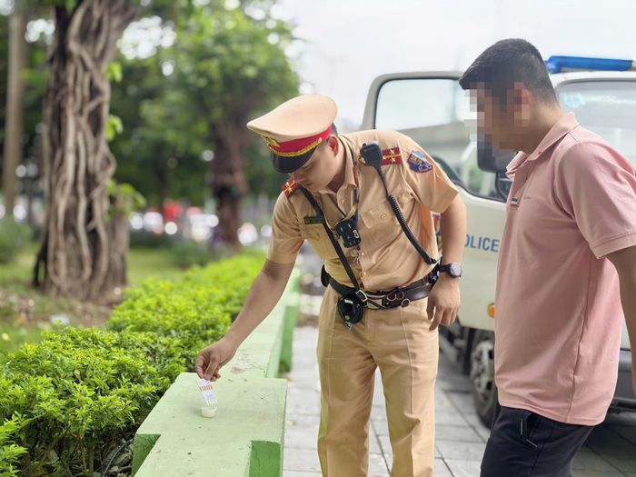 Một số trường hợp khác được lực lượng CSGT kiểm tra về nồng độ cồn, test phản ứng với chất ma túy.
