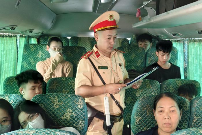 Kiểm soát từng phương tiện rời bến xe, lực lượng chức năng kiểm tra số lượng hành khách thực tế so với danh sách hành khách khi xe xuất bến, tình trạng hoạt động của thiết bị giám sát hành trình; đồng thời, hướng dẫn mọi người thắt dây đai an toàn trong suốt hành trình xe lăn bánh. CSGT còn kiểm tra các thiết bị an toàn trên xe như búa phá kính, bình cứu hỏa.