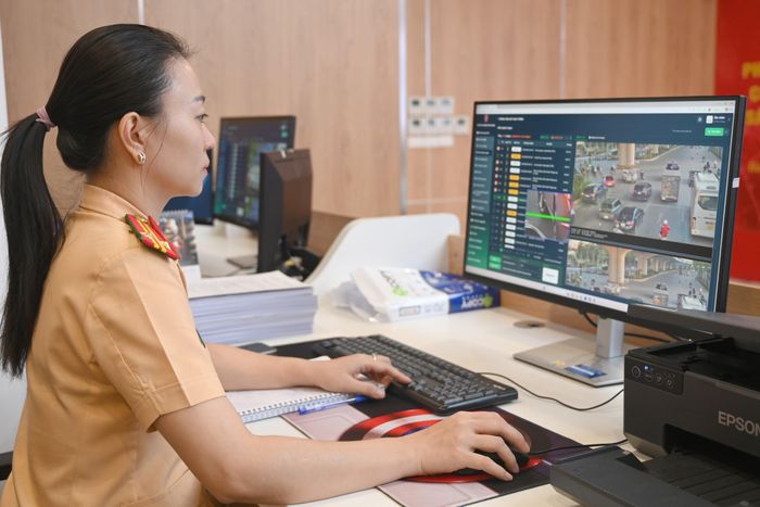 Trong kỳ nghỉ lễ, CSGT Hà Nội cũng đẩy mạnh ứng dụng công nghệ, khai thác hệ thống camera AI phục vụ công tác điều hành, giám sát luồng giao thông theo thời gian thực, đồng thời phát hiện và xử lý nghiêm các lỗi phổ biến là nguyên nhân dẫn đến tai nạn giao thông.