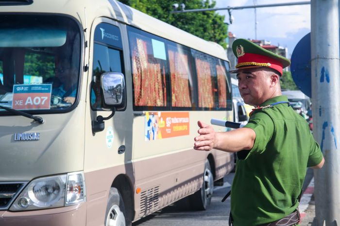 Trung tá Nguyễn Trung Kiên (Phó trưởng Phòng CSGT) cho biết thêm, ngoài chủ động các phương án, lực lượng chức năng cũng quán triệt đến 100% các đơn vị chủ động nắm tình hình, bố trí lực lượng phối hợp với các đơn vị liên quan tổ chức phân luồng, điều tiết giao thông từ sớm, từ xa.