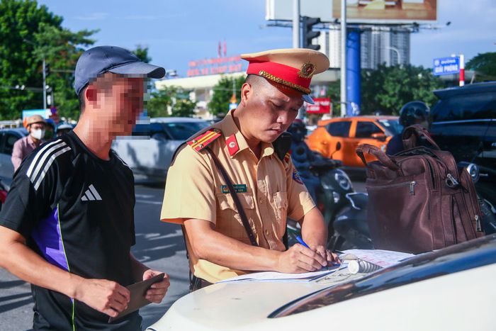 "Nếu phát hiện phương tiện nào vi phạm, CSGT kiên quyết xử lý nghiêm và yêu cầu chủ xe, tài xế khắc phục ngay để đảm bảo đảm an toàn cho hành khách", CSGT Hà Nội nhấn mạnh.