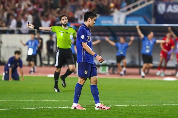 Hậu vệ Wanchai Jarunongkran đá phản lưới nhà tại chung kết lượt về AFF Cup 2026.