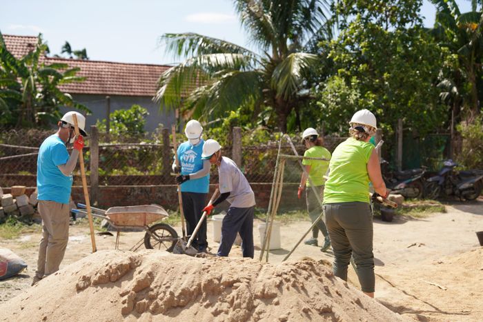 Các tình nguyện viên tham gia sửa chữa nhà cho người dân trên địa bàn TP Đà Nẵng.