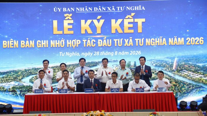 Các nhà đầu tư ký kết biên bản ghi nhớ hợp tác đầu tư tại hội nghị.