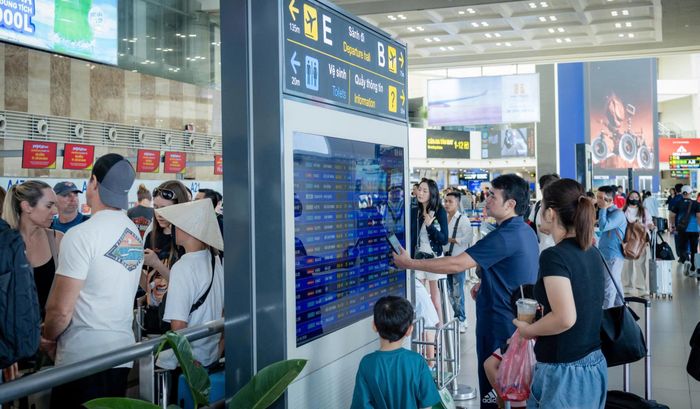 Dù lưu lượng hành khách ở mức cao, việc chủ động phân luồng từ xa và tăng cường nhân lực tại các điểm chốt đã giúp khu vực làm thủ tục, điểm kiểm tra an ninh và cửa ra tàu bay duy trì sự thông thoáng, trật tự.
