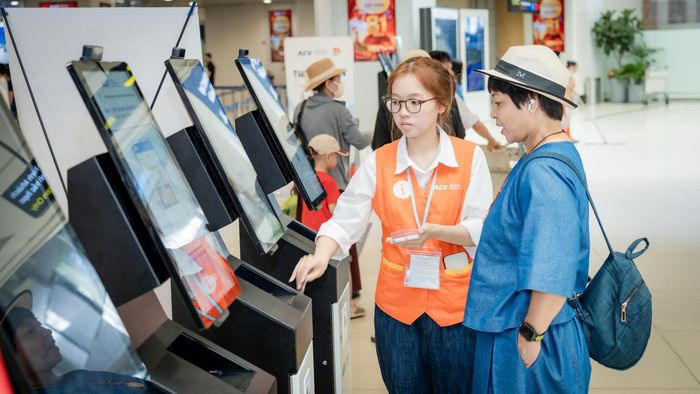Đáng chú ý, công nghệ sinh trắc học tiếp tục nhận được sự hưởng ứng tích cực của hành khách. Cảng hàng không quốc tế Nội Bài bố trí 12 kiosk làm thủ tục bằng công nghệ sinh trắc học tại 3 sảnh A, B và E của Nhà ga T1.