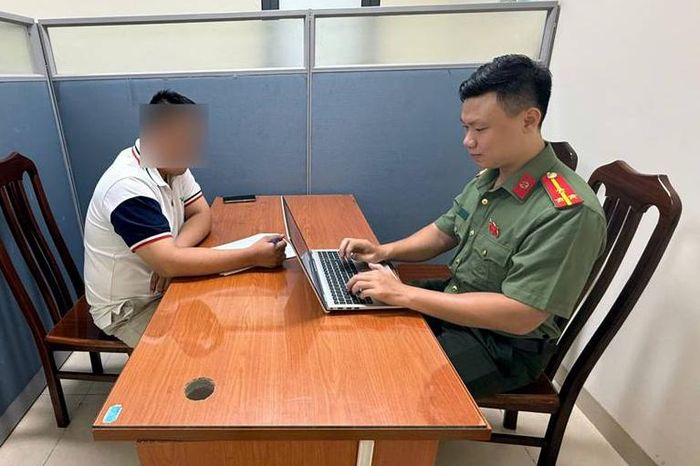 Lực lượng chức năng làm việc với T.H.N (Ảnh: Công an Hà Nội).