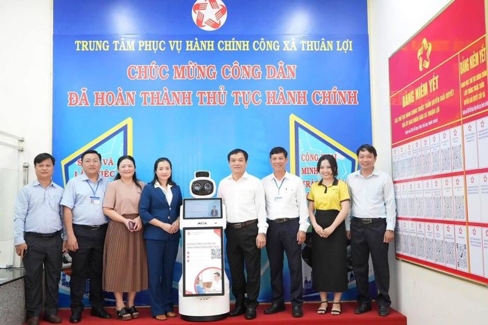 Sử dụng robot phục vụ người dân tại xã Thuận Lợi, Đồng Nai.