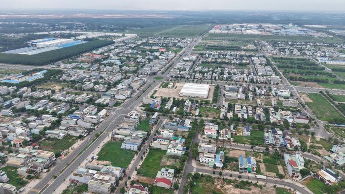 Nhà cửa của người dân ngày càng được xây dựng khang trang hiện đại.