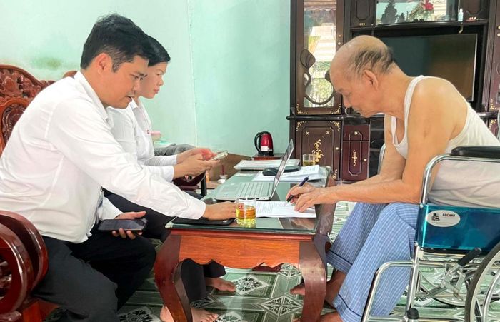 Cán bộ đến tận nhà người dân hỗ trợ giải quyết công việc hành chính (Ảnh: N.Hà).
