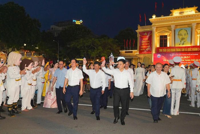 Lãnh đạo TP Hải Phòng và các đại biểu tham quan không gian ẩm thực, thưởng thức các món ăn và trải nghiệm các hoạt động.