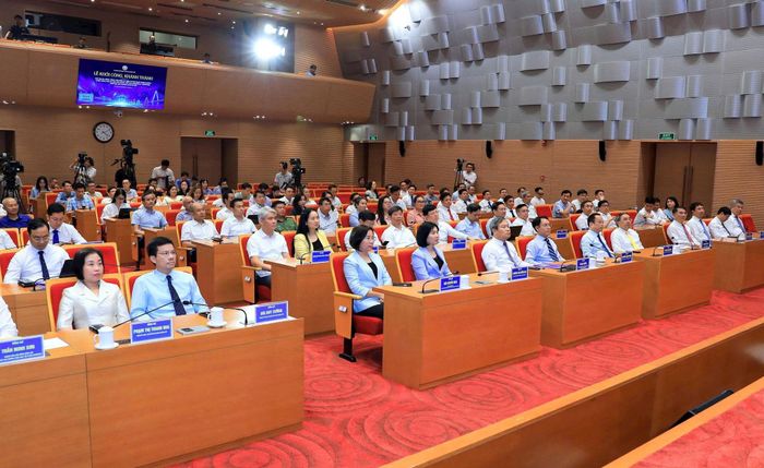 Các đồng chí lãnh đạo thành phố tham dự Lễ khởi công, khánh thành các dự án, công trình tiêu biểu. Ảnh: Viết Thành.