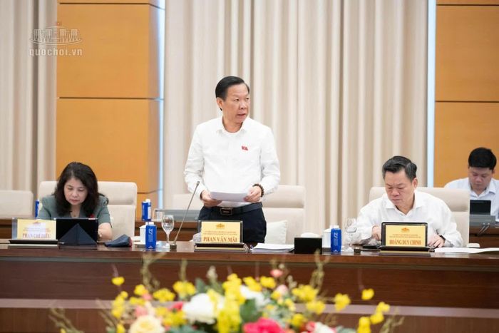 Chủ nhiệm Uỷ ban Kinh tế và Tài chính Phan Văn Mãi trình bày báo cáo thẩm tra.