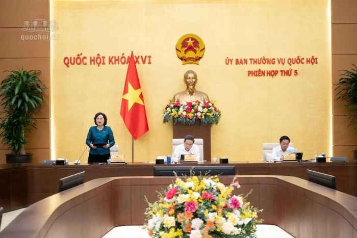 Phó Chủ tịch Quốc hội Nguyễn Thị Hồng điều hành phiên họp.