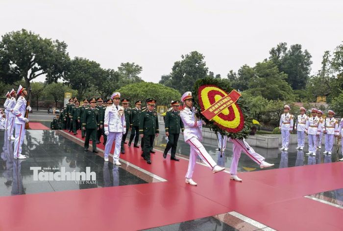 Đoàn Quân ủy Trung ương - Bộ Quốc phòng đến đặt vòng hoa và dâng hương tưởng niệm các Anh hùng liệt sỹ tại Đài Tưởng niệm các Anh hùng liệt sỹ trên đường Bắc Sơn (Hà Nội). Ảnh: Đức Thanh