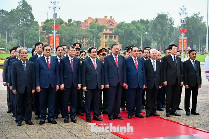 Các đồng chí lãnh đạo, nguyên lãnh đạo Đảng, Nhà nước vào Lăng viếng Chủ tịch Hồ Chí Minh. Ảnh: Đức Thanh