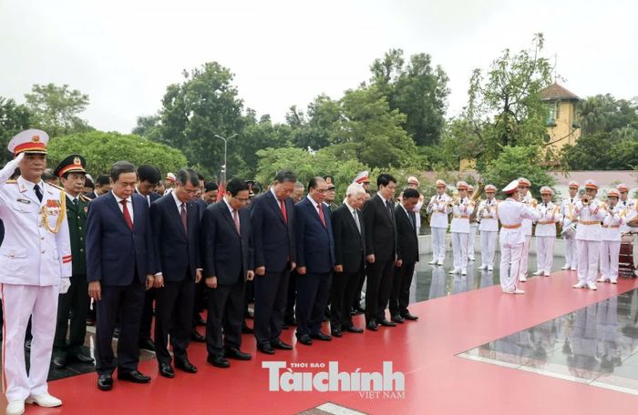 Các đồng chí lãnh đạo, nguyên lãnh đạo Đảng, Nhà nước đến đặt vòng hoa và dâng hương tưởng niệm các Anh hùng liệt sỹ tại Đài Tưởng niệm các Anh hùng liệt sỹ trên đường Bắc Sơn (Hà Nội). Ảnh: Đức Thanh