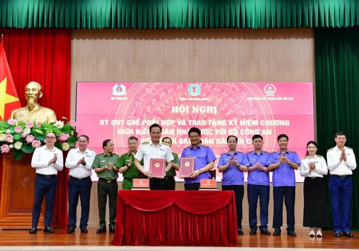Viện trưởng Viện Kiểm sát nhân dân tối cao Nguyễn Huy Tiến và Tổng Kiểm toán Nhà nước Nguyễn Hữu Nghĩa ký Quy chế phối hợp công tác. Ảnh: KTNN