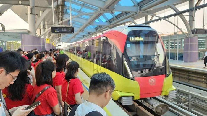 Hành khách chờ lên tàu tại tuyến đường sắt đô thị Hà Nội, đoạn Nhổn - ga Hà Nội. Ảnh: METRO Hà Nội