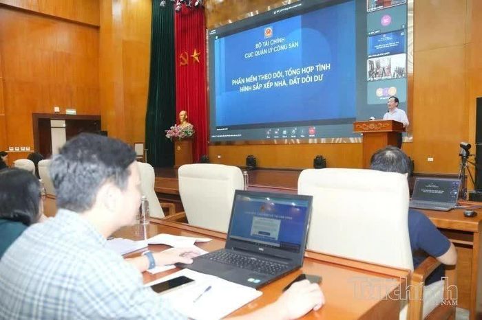 Đại diện các đơn vị thực hiện các thao tác sử dụng Phần mềm. Ảnh: Đức Minh