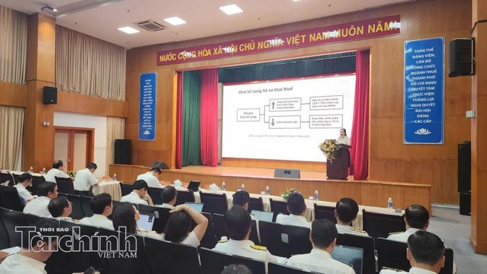 Đại diện Thuế TP. Hồ Chí Minh cập nhật chính sách thuế mới có tác động trực tiếp đến hoạt động của doanh nghiệp. Ảnh: Việt Dũng.