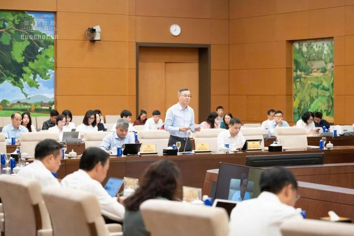 Bộ trưởng Bộ Tài chính Ngô Văn Tuấn phát biểu tại phiên họp. Ảnh: Quochoi.vn