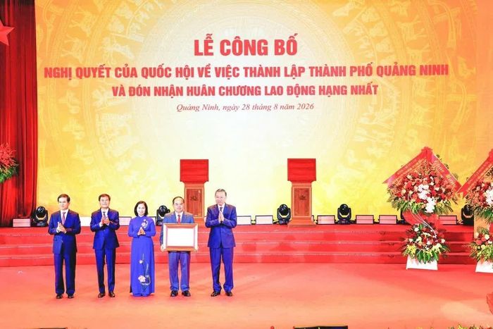 Tổng Bí thư, Chủ tịch nước Tô Lâm trao Nghị quyết của Quốc hội về thành lập thành phố Quảng Ninh. Ảnh QMG