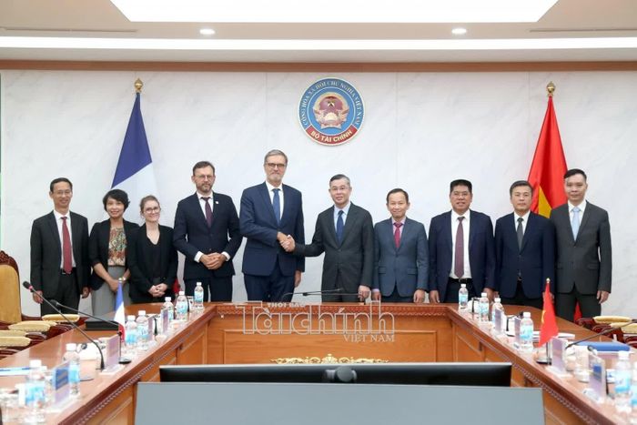 Bộ trưởng Ngô Văn Tuấn, Đại sứ Olivier Brochet cùng các thành viên đoàn công tác hai bên chụp ảnh lưu niệm. Ảnh: Đức Minh